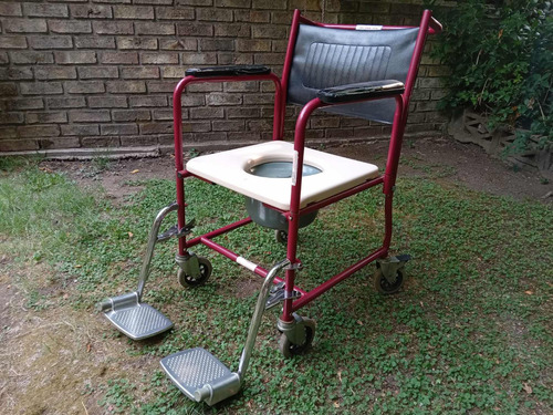 Imagen 2 de 3 de Silla Sobre Water Con Ruedas