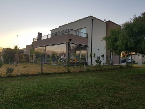 Excelente Casa En Barrio Cerrado