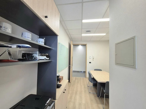 Funcional Y Central, En Edificio Empresarial