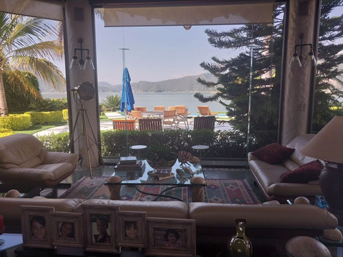 Casa En Venta En Valle De Bravo En Fracc. La Peña
