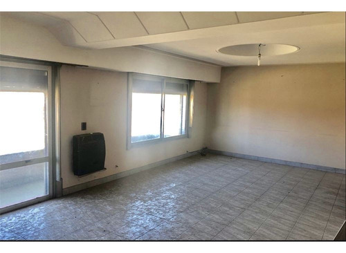 Imagen 3 de 11 de Departamento De 4 Amb. En Primero Piso.