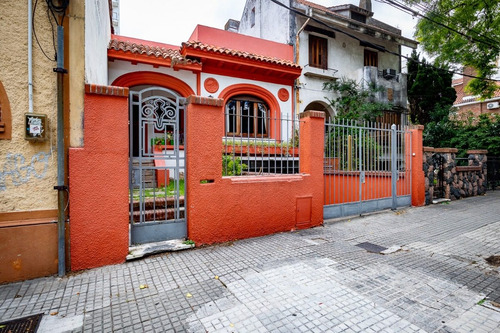 Gran Casa En Zona Muy Tranquila, Calle Casi Sin Tránsito. 4 Dormitorios, Uno En Suite. Garaje Y Cochera. Ambientes Muy Amplios. 