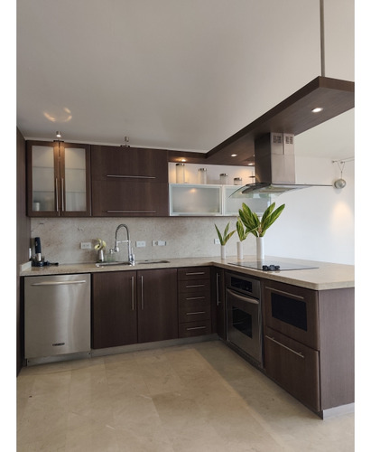 Se Alquila Bello Apartamento Ubicado En Loma Linda.