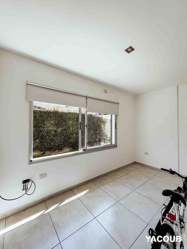 Casa En Venta - 2 Dormitorios 1 Baño - Cochera - 105mts2 - City Bell