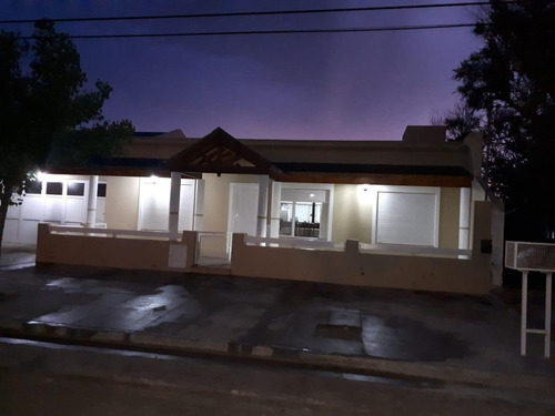 Casa En Venta - 3 Dormitorios Y 3 Baños - 200mts2 - Claromeco