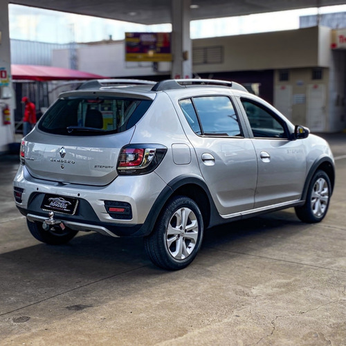 Imagem 2 de 15 de Renault Sandero Stepway 1.6 Prata 2017