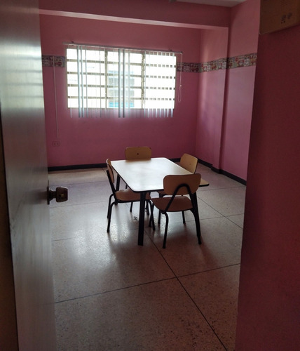 Imagen 12 de 21 de Casa-quinta De Dos Plantas En Calle Cerrada