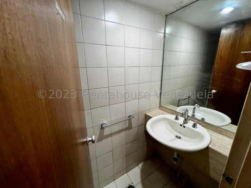 Ss: Vende Local Comercial 24-11677 En La Castellana De 113.64 M2