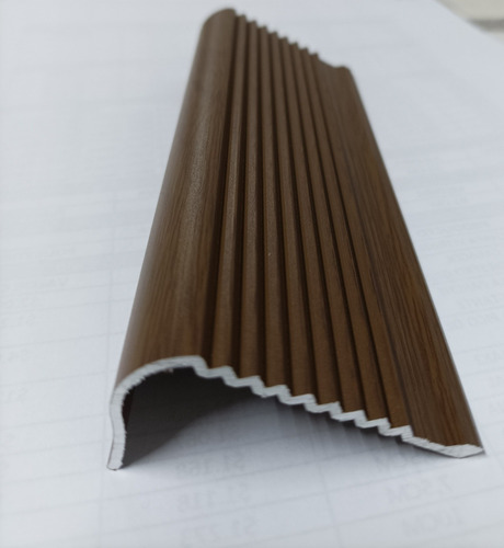 Imagen 2 de 4 de Nariz De Grada Aluminio Color Símil Madera 1.00 Mts