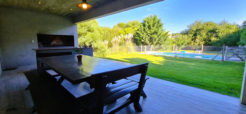 Casa A La Venta En Cul De Sac En Area Residencal 1, Barrio Costa Esmeralda, Venta Equipada.