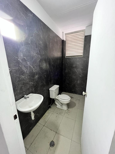 Imagen 6 de 15 de Local En Venta Av. Michelena C.c Ara