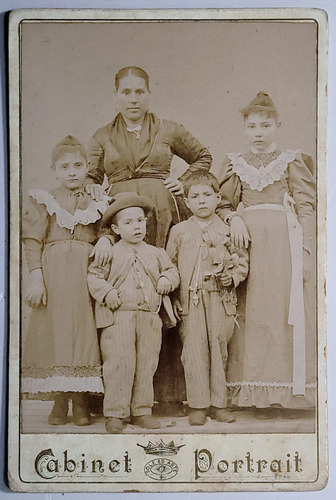 Fotografía De Una Familia Italiana (c. 1900). Inmigrantes? (Usado)