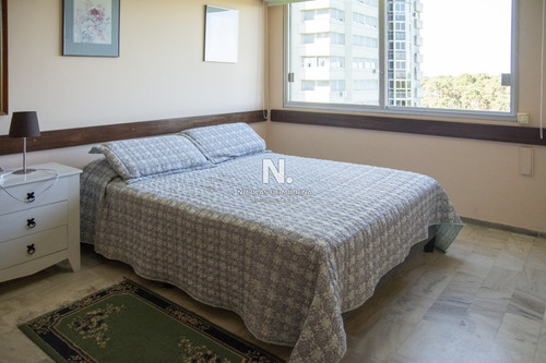 Departamento En Venta De 3 Dormitorios.- Ref: 3646