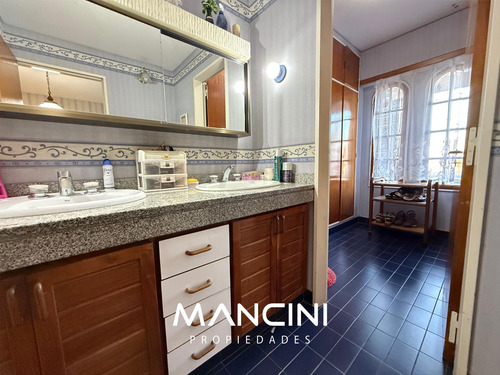 Apto Crédito - Casa En Venta De 5 Ambientes Con Cochera, Quincho Y Piscina - Villa Ballester