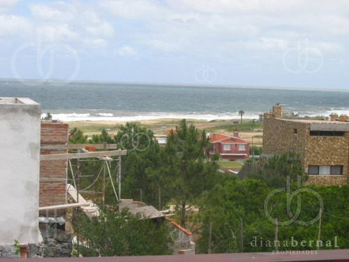 Imagen 8 de 30 de En Punta Del Este En La Zona Exclusiva De Punta De Piedra, Chalet De 5 Dormitorios Y Dependencia Con Piscina Climatizada.- Ref: 4041