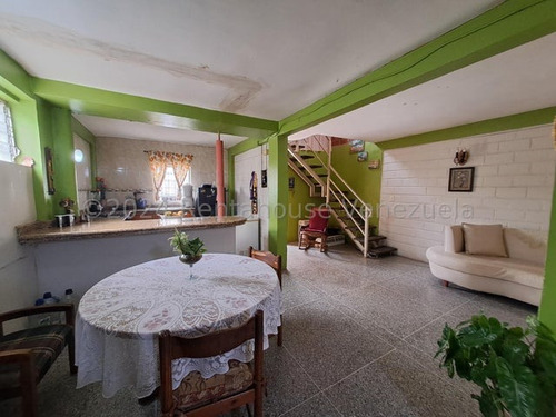 En Venta Townhouse Urb Prados La Encrucijada Sector Las Palmas Cagua 24-27564 Gjg