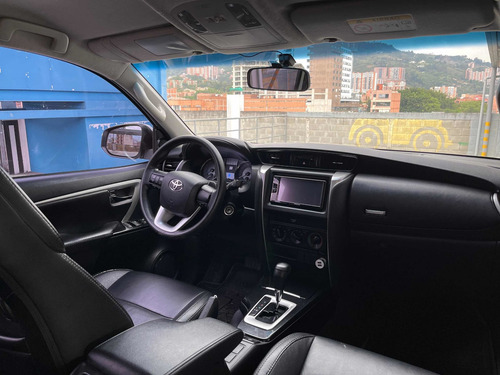 Imagen 5 de 11 de Toyota Fortuner 2018 2.7l