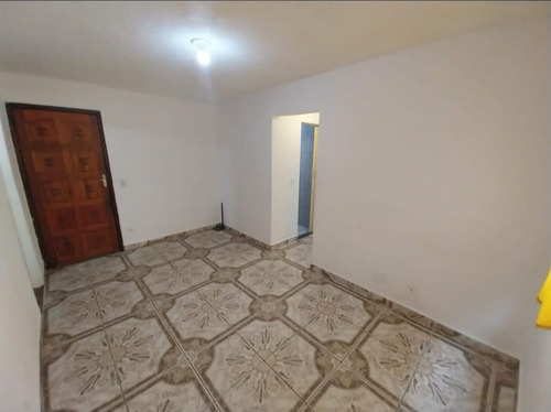 Apartamento Com 2 Quartos Sala,ampla Cozinha E Um Banheiro.