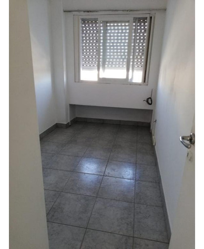 Departamento En Avellaneda Centro, Con Balcón Y Aires Acondicionado.