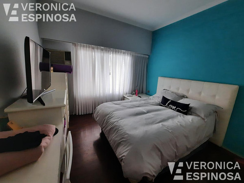 Casa De Cuatro Ambientes En Venta- Villa Luzuriaga. Importante Propiedad, Renta Asegurada!