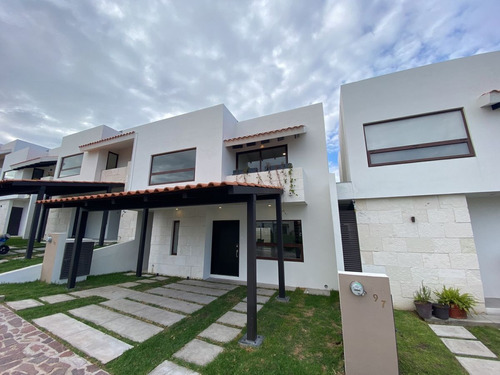 Se Vende Casa En Altozano, 4ta Recamara En Pb, Jardín, C.241