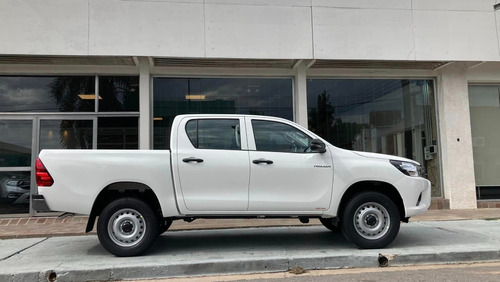 Imagen 3 de 16 de Toyota Hilux D/cabina 2.4 Tdi 150cv Dx 4x2 0km My2023