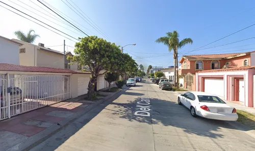 ¡¡atención Inversionistas!! Lujosa Y Amplia Casa En Remate Bancario Col. Jardines Playas De Tijuana, Tijuana.