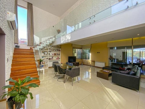 Imagen 2 de 29 de Casa Cinco Dormitorios Funes Hill Miraflores