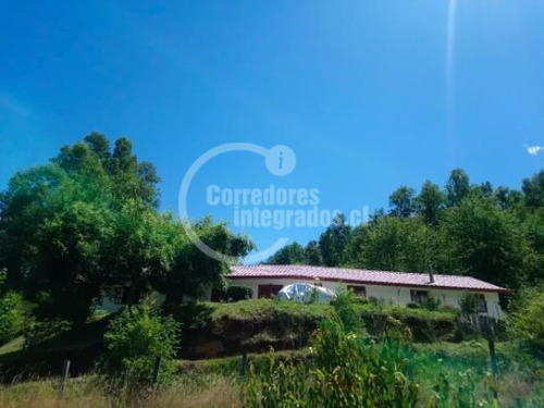 Parcela De 10.200 M2 Con Casa Nueva De 190 M2 En Curarrehue