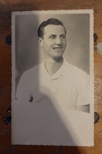 Antigua Fotografía Foto Postal De Hombre Posando 1947. 