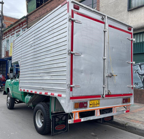 Camion Dodge D-300 Furgon Metalico