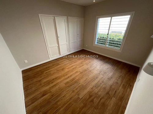 Chalet En Península En Venta, De 4 Dormitorios.