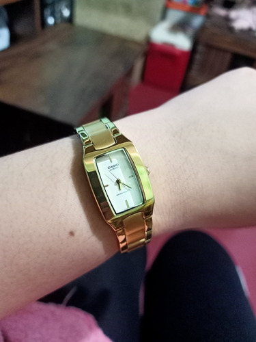 Reloj Mujer Casio Ltp-1165n Dorado Análogo Vintage Acero Fondo Blanco