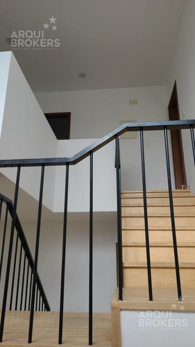Casa De 3 Dormitorios Y Servicio En Venta En Mirador De La Tahona