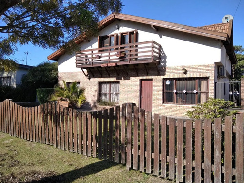 Vendo Hermosa Casa De 5 Dormitorios, 3 Baños, Jardín, Fondo Con Barbacoa Y Cochera, Actualmente Con Renta, Acepta Banco, Atlántida Sur.