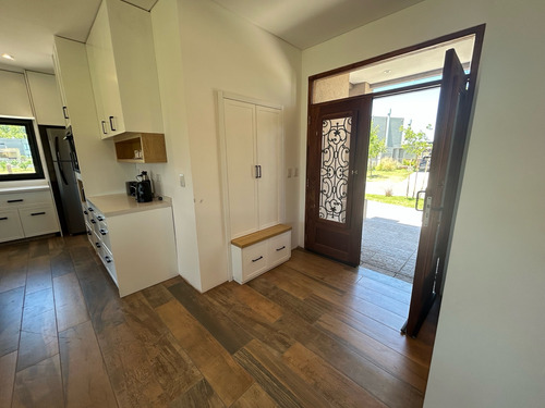 Venta Casa 4 Ambientes + Oficina - Barrio Privado Santo Tomas