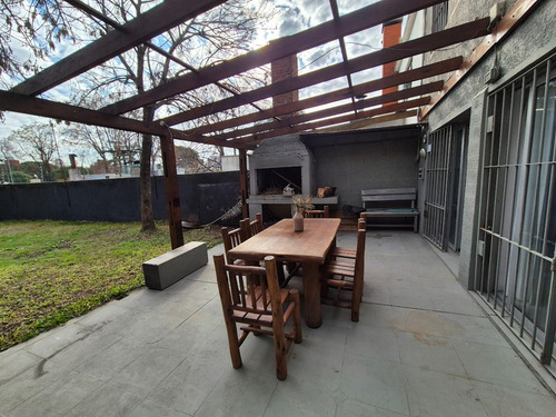 Casa Moderna, 280 Metros Construidos, Dos Plantas, Garage