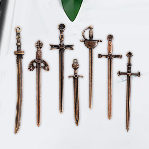 Nuevo 7 Piezas Mini Colgantes De Espada Antigua, Dijes