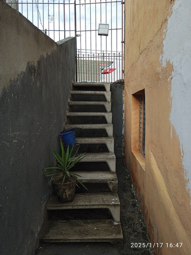 2 Casas Individuais A Do Fundo Com 4 Cômodos E Lavandcômodos