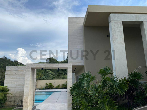Century 21 Country House Ofrece A Su Distinguida Clientela Un Town House