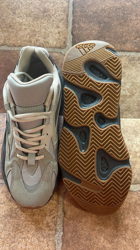 Zapatillas Yeezy Boost 700 Beige (Usado)