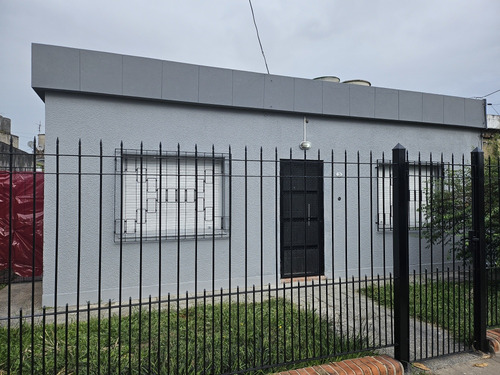 Solo Venta. Casa 4 Ambientes Con Quincho Y Parque