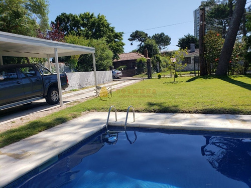 Casa En Venta En Barrio Cantegril- Ref: 2551