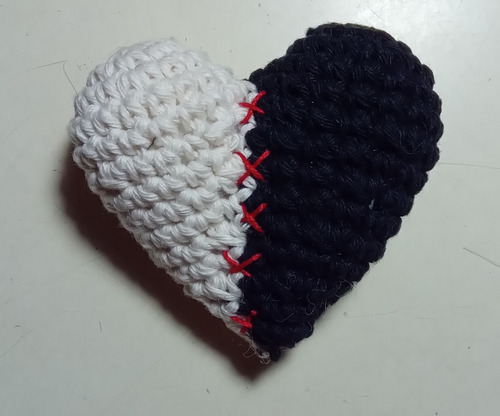 Corazón Tejido Crochet San Valentin Alas. Llavero Amigurumi