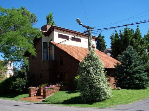 Imagen 1 de 14 de Casa Con Amplio Jardin Y Pileta