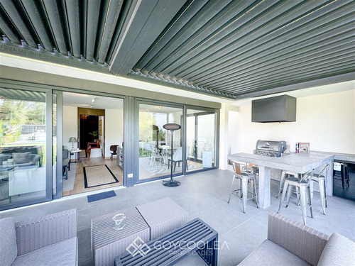 Casa En Venta De 4 Dorm. En Lo Barnechea