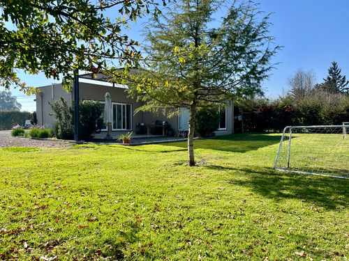 Moderna Y Luminosa Casa Con Casa Secundaria En Parcela