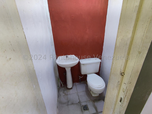 Amplio Inmueble Con Locales Comerciales En Zona Céntrica 25-13408 Irrr