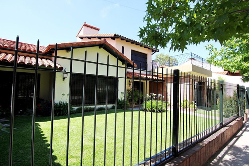 Imagen 3 de 30 de Chalet 7 Ambientes Venta Con Suite Jardin Terraza Piscina Quincho Y Cochera En Olivos
