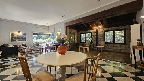 Venta - Chalet Con Cuatro Dormitorios Sobre Lote De 1380 Mts - Los Troncos